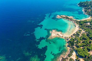 Güneşli bir günde deniz manzaralı güzel bir körfez. Yukarıdan bak. Vourvourou, Yunanistan, Avrupa