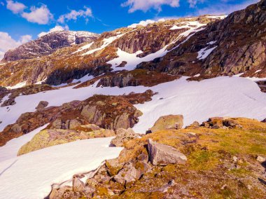 Yazın eriyen karla kaplı dağlar. Sauda belediyesindeki doğa parkı. Norveç 'in güzel doğası