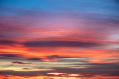 Gün batımında renkli bulutlu bir gökyüzü. Rengi değişmiş. Gökyüzü dokusu. Soyut doğa arkaplanı