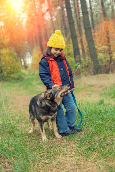 Liten flicka med hund — Stockfoto