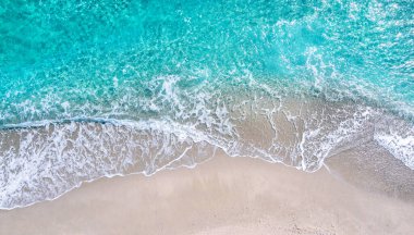 Deniz manzarası, kumlu sahil, kum ve su, üst manzara, soyut doğa manzarası