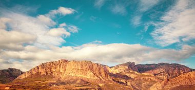 Güzel Roc de Rombau Dağı 'nın olduğu dağ vadisi manzarası. Pireneler Dağları. Peramola, Lleida, İspanya. Yatay Pankart
