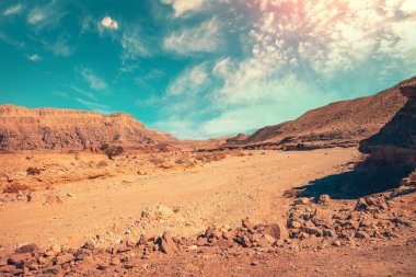 Parlak güneşli bir günde çöl manzarası. Eilat, İsrail yakınındaki Arava çölde Timna Park