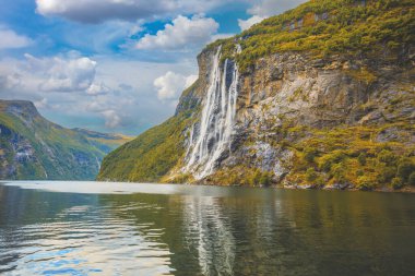 Yedi Kızkardeşler şelale. Geiranger fiyort.