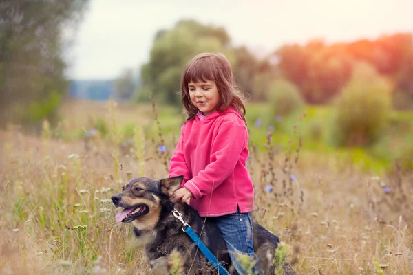 Mała dziewczynka z psem — Zdjęcie stockowe