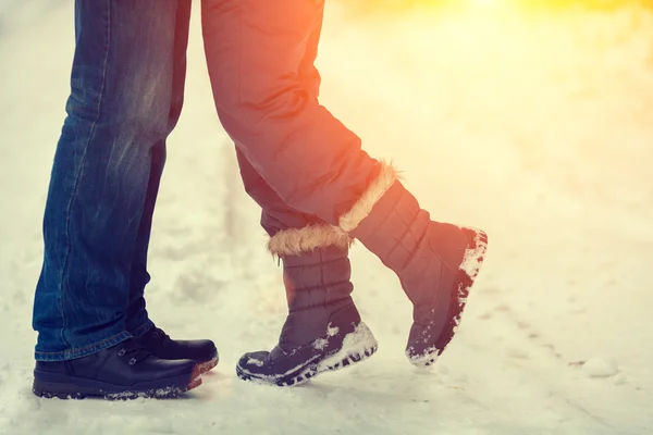 Coppia innamorata all'aperto in inverno — Foto Stock