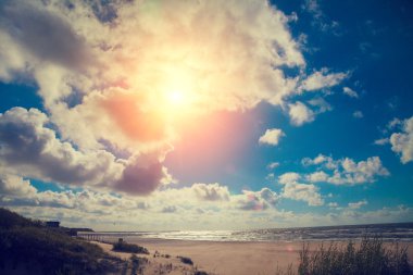 Bulutlu gökyüzü gün batımında deniz manzara