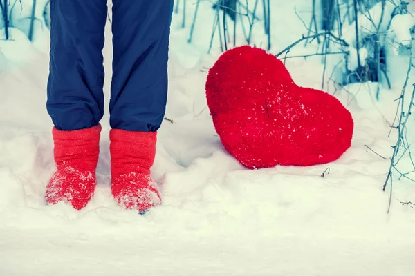 Jovem mulher que fica na neve — Fotografia de Stock