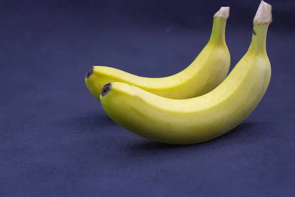 Zdjęcie Banana Niebieskim Tle — Zdjęcie stockowe