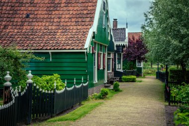 evlerin arasındaki yol