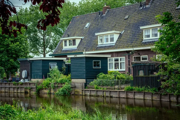 Oud huis die op de rivier staat — Stockfoto