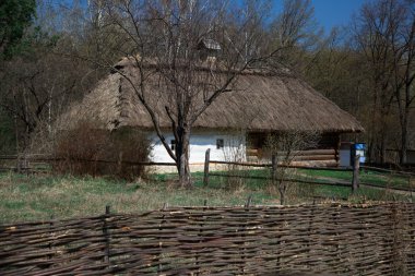 Eski Ukrayna ahşap evi
