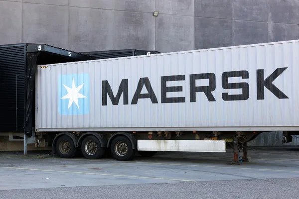 Maersk tartályt egy logisztikai raktár — Stock Fotó