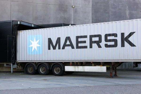 Contenitore Maersk in un deposito logistico — Foto Stock