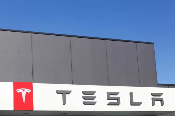 Tesla λογότυπο σε μια πρόσοψη — Φωτογραφία Αρχείου