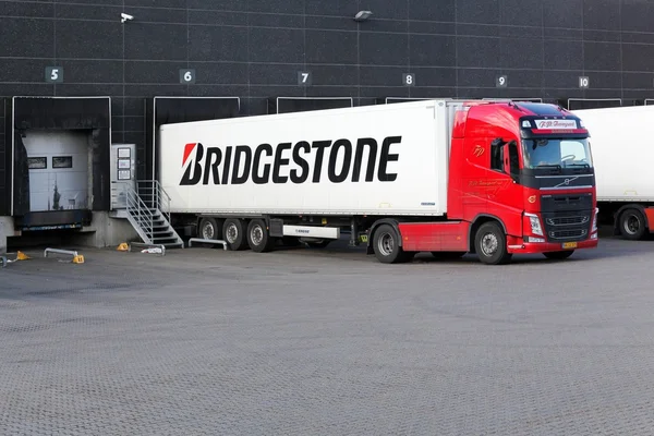 Bridgestone teherautó egy logisztikai központ — Stock Fotó