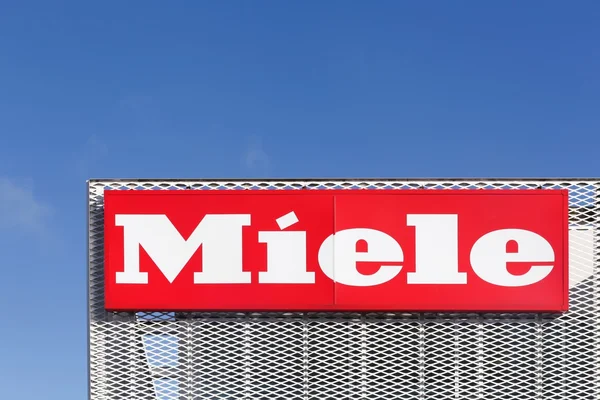 Logotipo de Miele em uma fachada — Fotografia de Stock