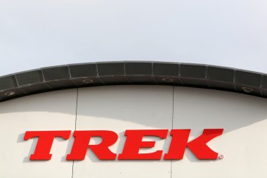 Trek logosu bir duvar