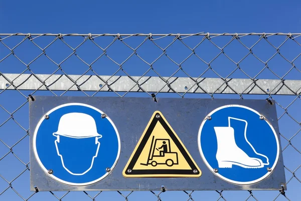 Säkerhetsskyltar på en industriell plats — Stockfoto