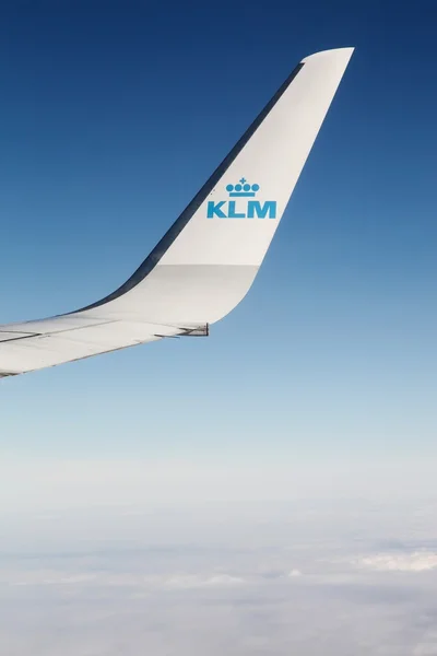 Самолёт KLM в небе — стоковое фото