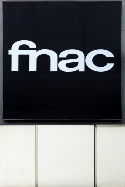 Fnac logosu bir duvar
