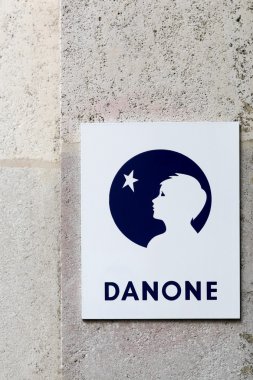 Danone logosu bir duvar
