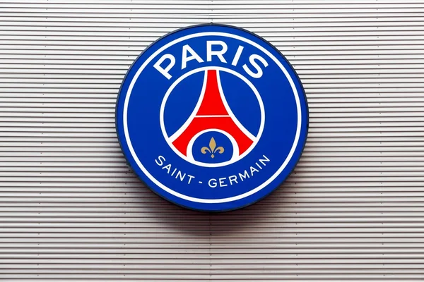 PSG logo on the wall of Parc des Princes in Paris, France — Stock Photo, Image