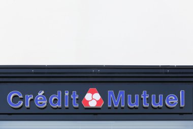 Kredi Mutuel logosu bir duvar