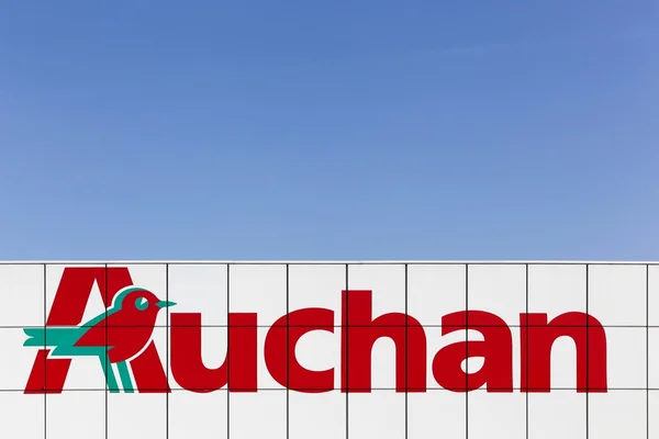 Auchan λογότυπο σε μια πρόσοψη — Φωτογραφία Αρχείου