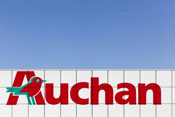 Bir cephe Auchan logo