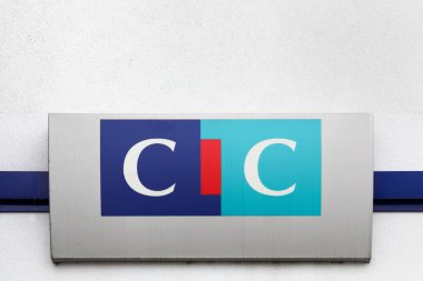 CIC logosu bir duvar