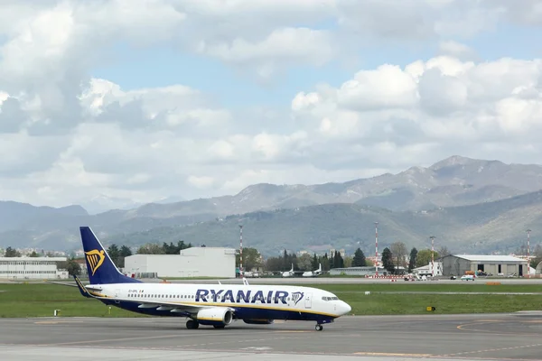 Ryanair-Maschine auf dem Flughafen Bergamos in Italien — Stockfoto