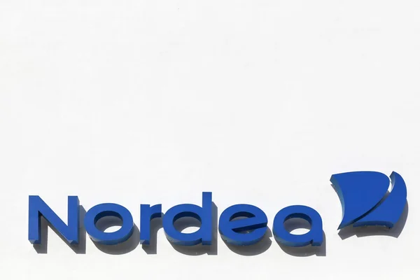 Nordea bank-Logo auf einer Fassade — Stockfoto