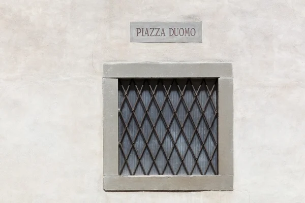 Piazza duomo schild in der oberstadt in bergamo, italien — Stockfoto