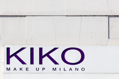  Kiko Milano işareti bir duvar