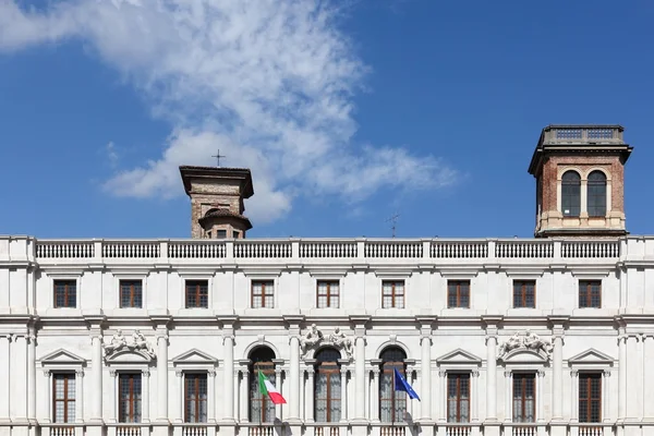 Die öffentliche bibliothek an der piazza vecchia in bergamo, italien — Stockfoto