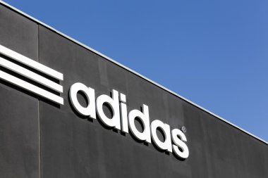 Adidas logosu bir duvar