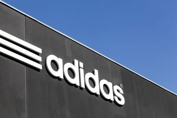 Adidas logosu bir duvar — Stok fotoğraf