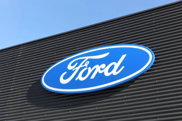 Logo de Ford en una pared — Foto de Stock