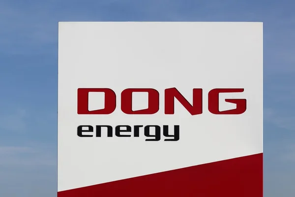 Dong Energy logotyp på en panel — Stockfoto