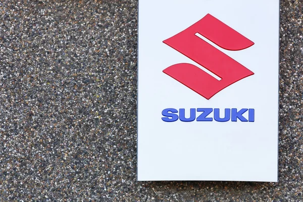 Logótipo de Suzuki em uma parede — Fotografia de Stock