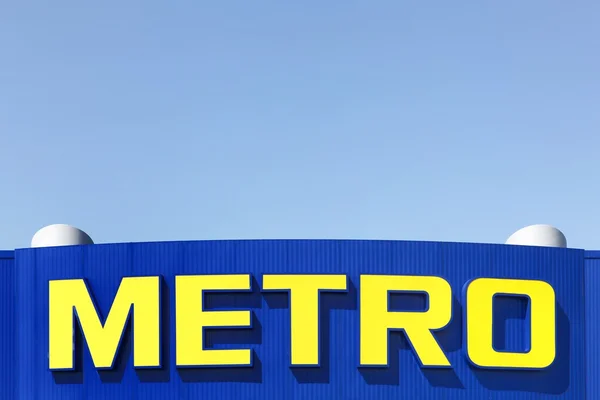 Metra logo na fasádě supermarket — Stock fotografie