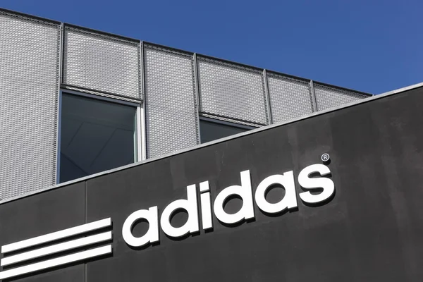 Adidas logosu bir duvar — Stok fotoğraf