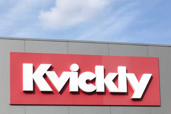 Logotipo kvickly em uma parede — Fotografia de Stock