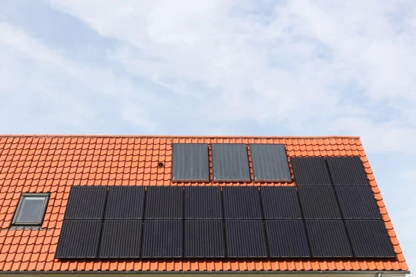 Casa con paneles solares en el techo —  Fotos de Stock
