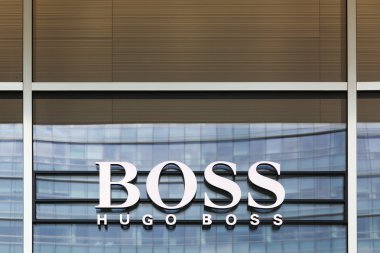 Hugo Boss işareti bir store üzerinde