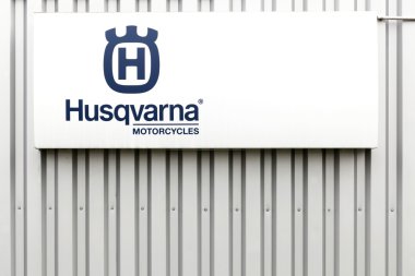 Husqvarna motosikletler logosuna bir cephe