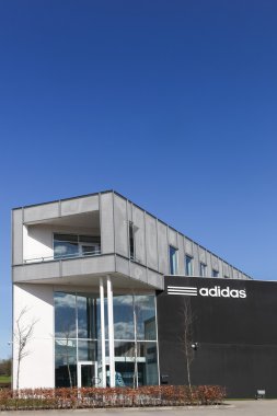 Adidas ofis binası