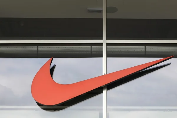 Nike-logo op een gevel van een winkel — Stockfoto