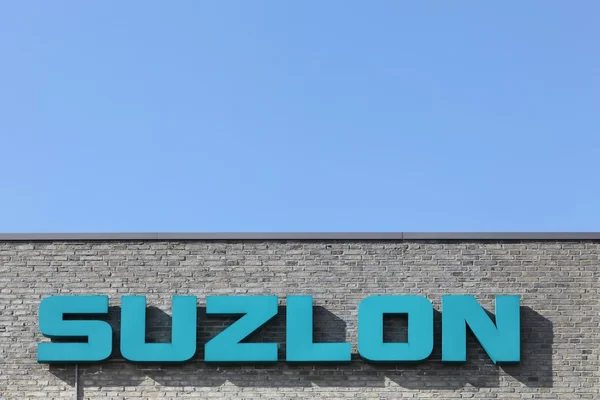 Suzlon-Logo an einer Wand — Stockfoto